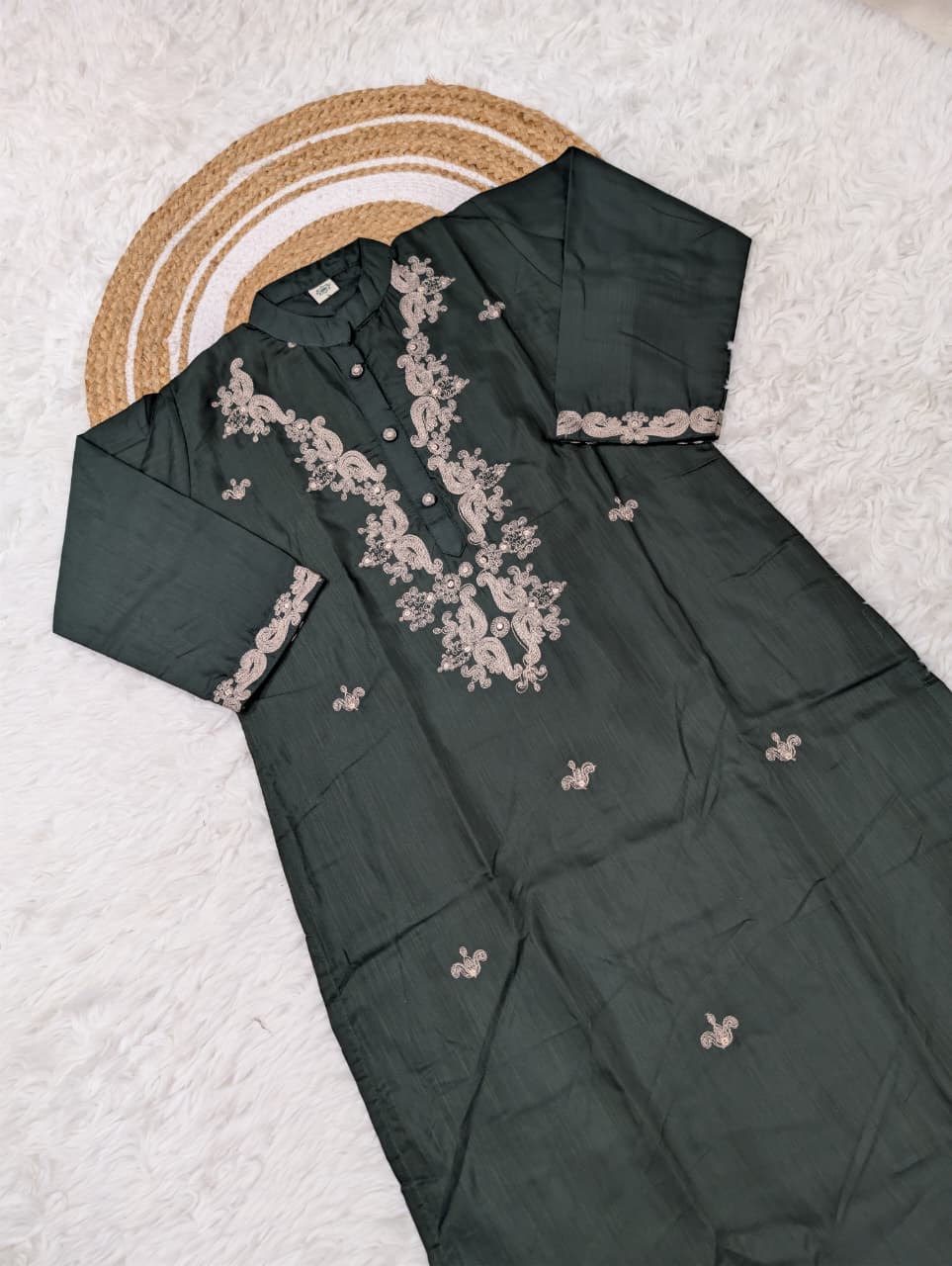 Noore Siyah Viscose Embroidered Kurta Set