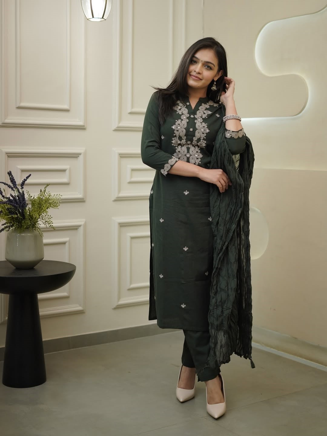 Noore Siyah Viscose Embroidered Kurta Set