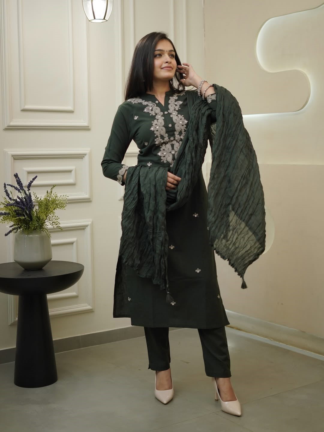 Noore Siyah Viscose Embroidered Kurta Set