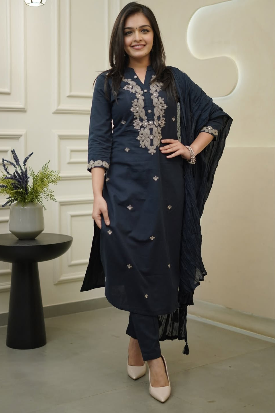 Noore Siyah Viscose Embroidered Kurta Set