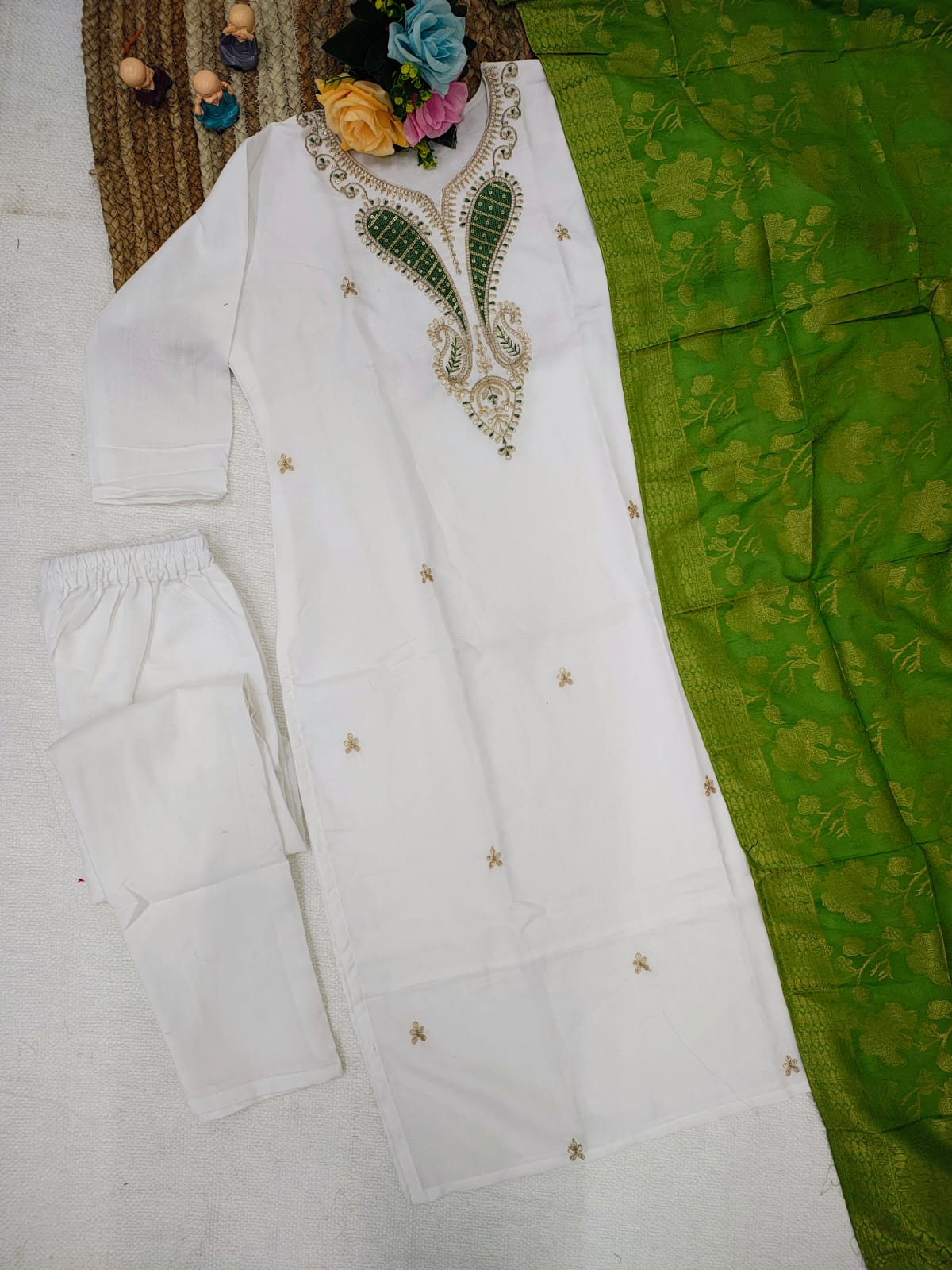 Safedi Saaz Embroidered Suit Set