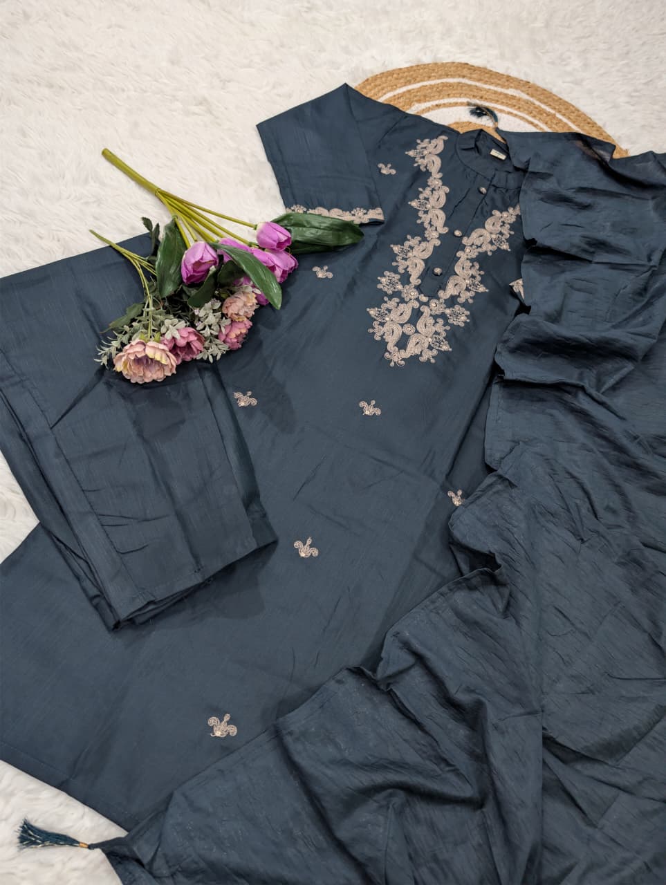 Noore Siyah Viscose Embroidered Kurta Set