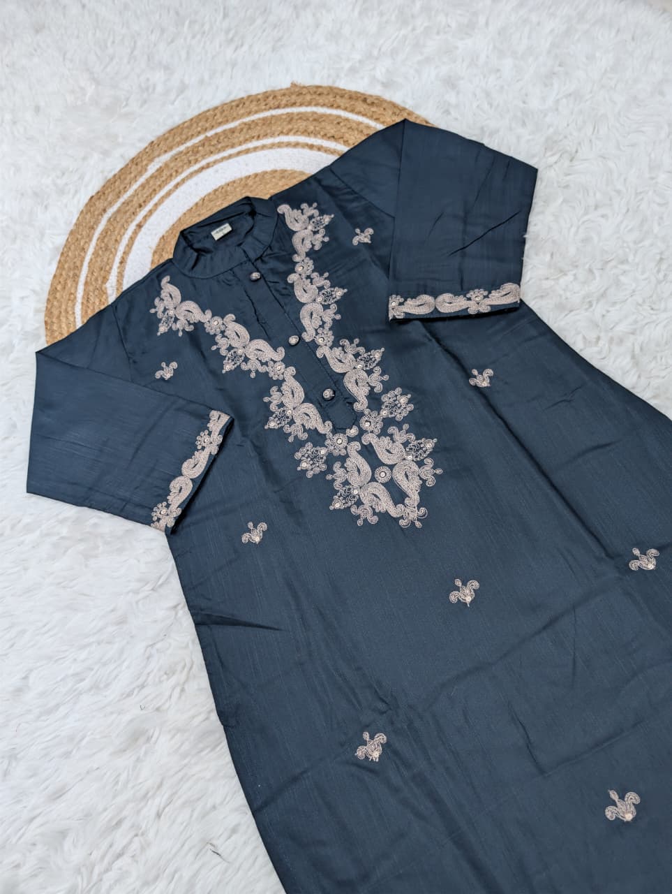 Noore Siyah Viscose Embroidered Kurta Set