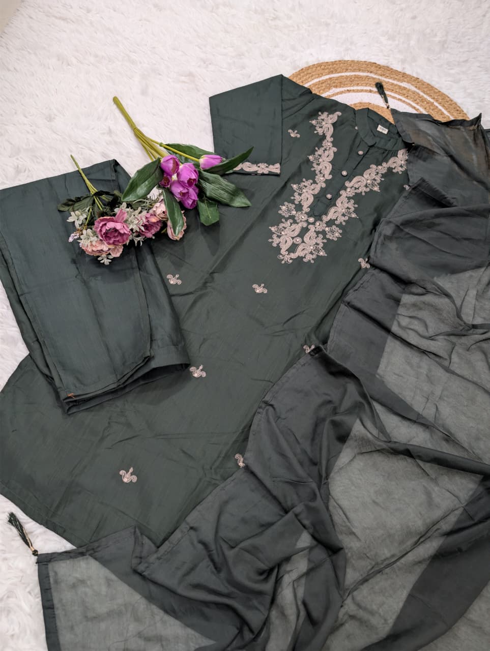 Noore Siyah Viscose Embroidered Kurta Set