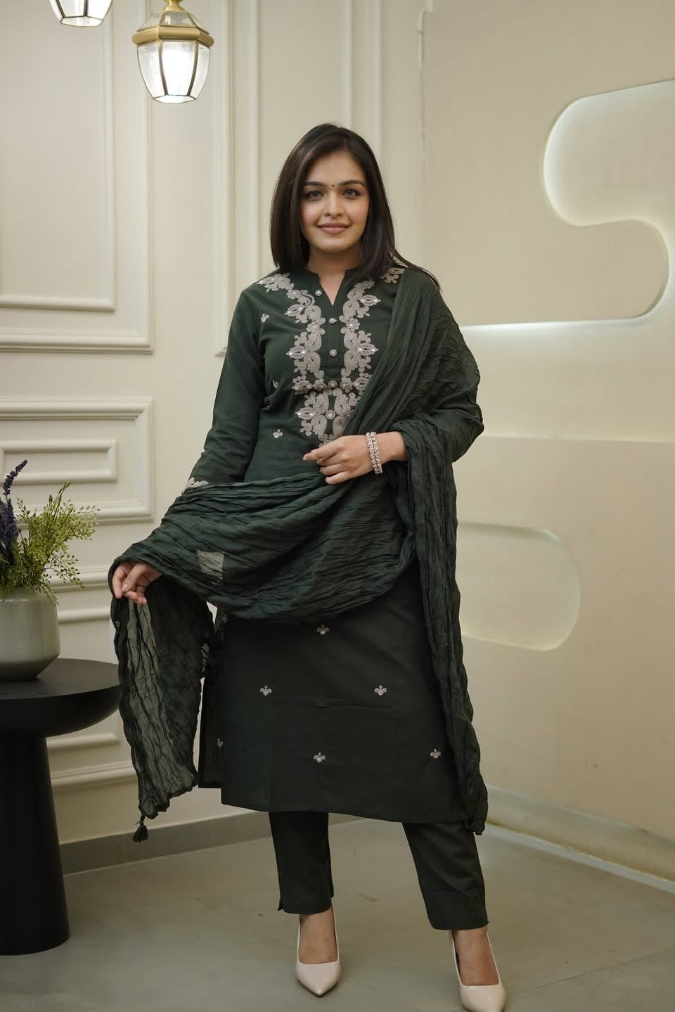 Noore Siyah Viscose Embroidered Kurta Set