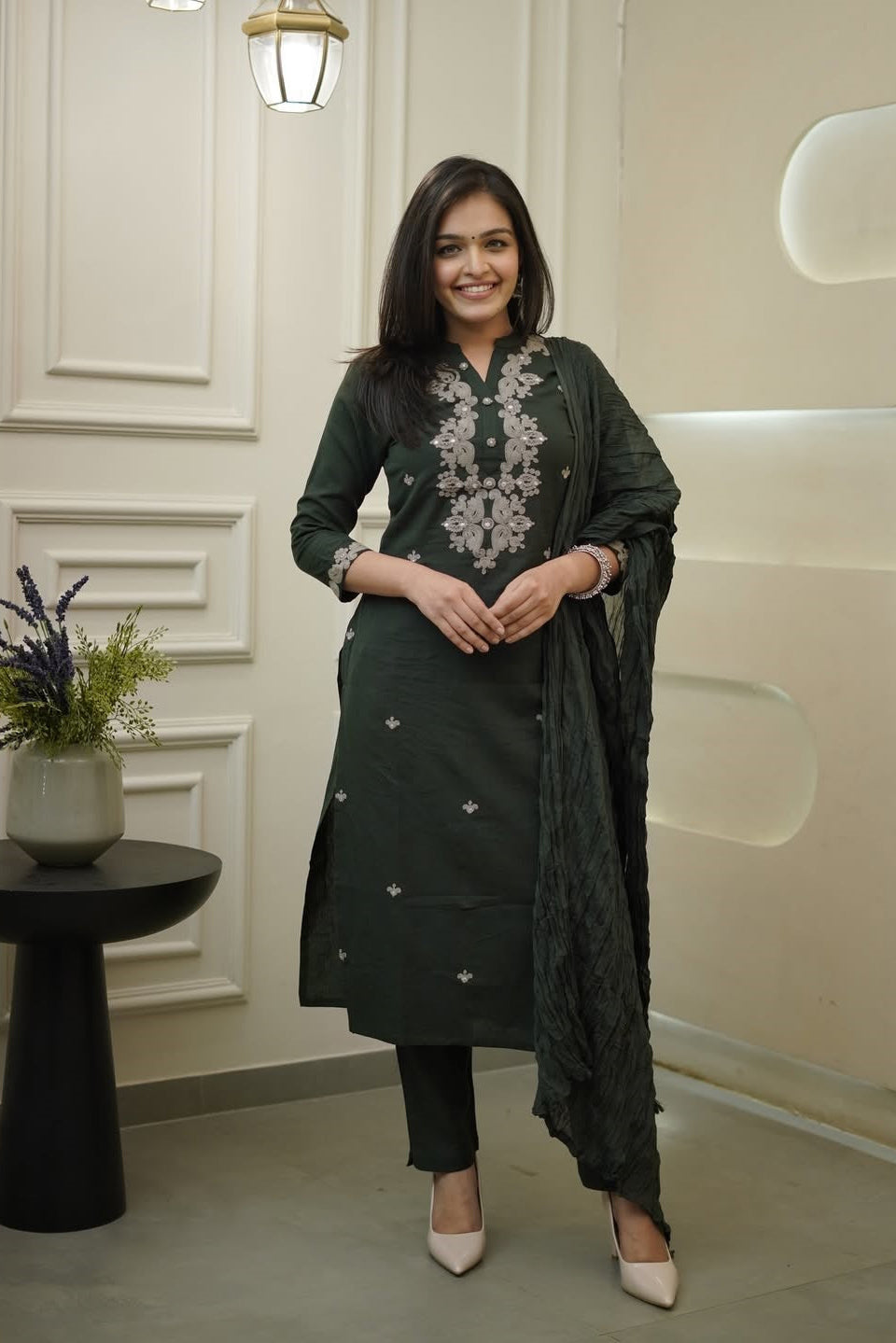 Noore Siyah Viscose Embroidered Kurta Set