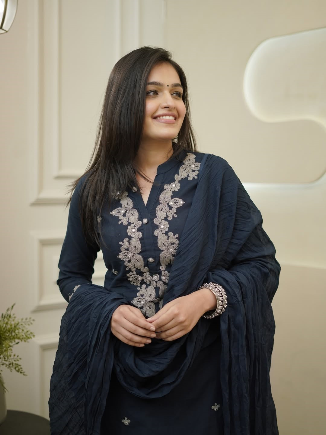 Noore Siyah Viscose Embroidered Kurta Set